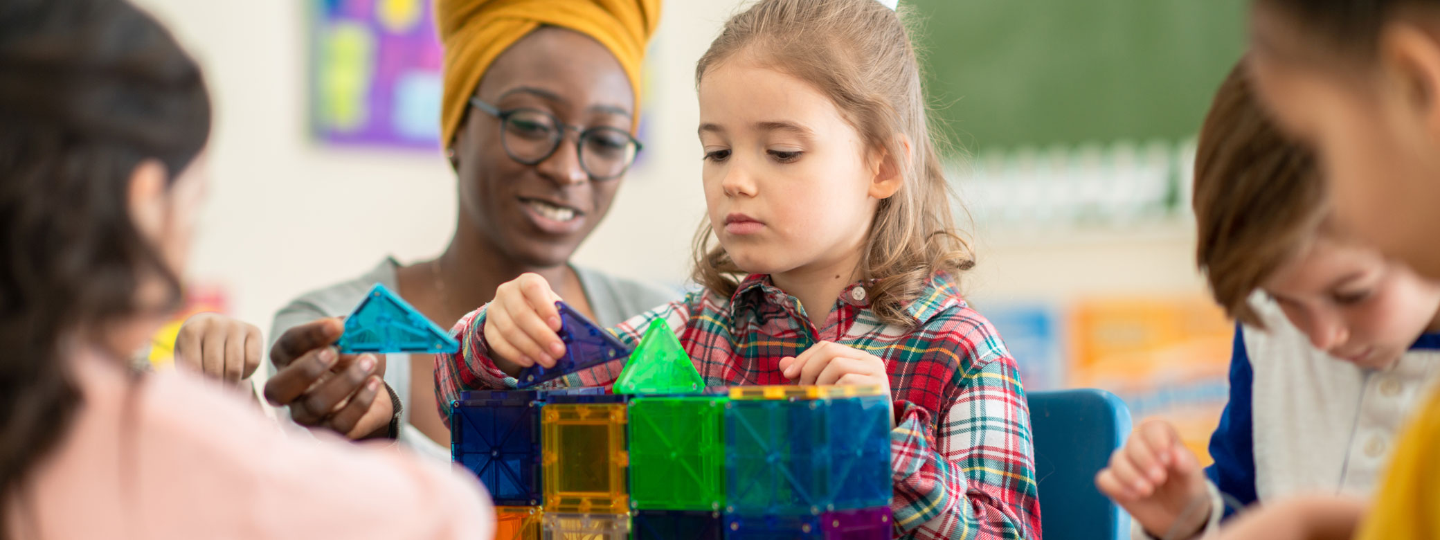 Kinder bauen mit Magnetsteinen