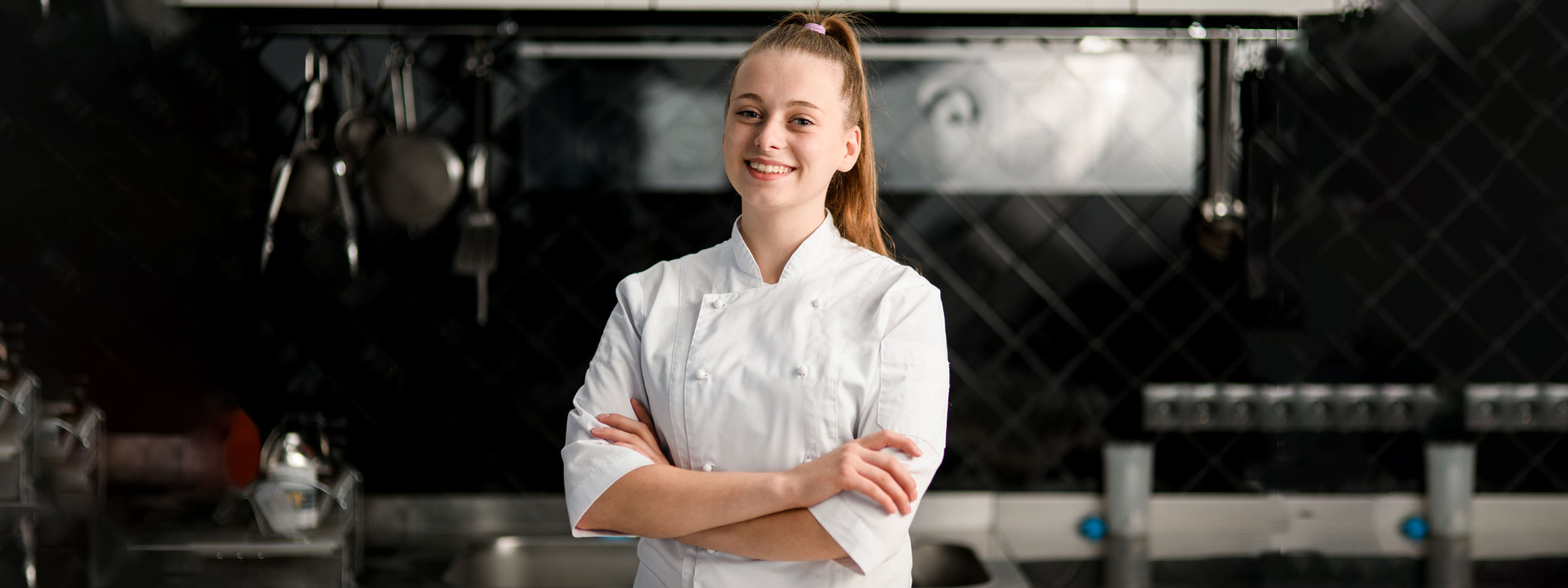 Lächelnde Frau steht in einer Küche