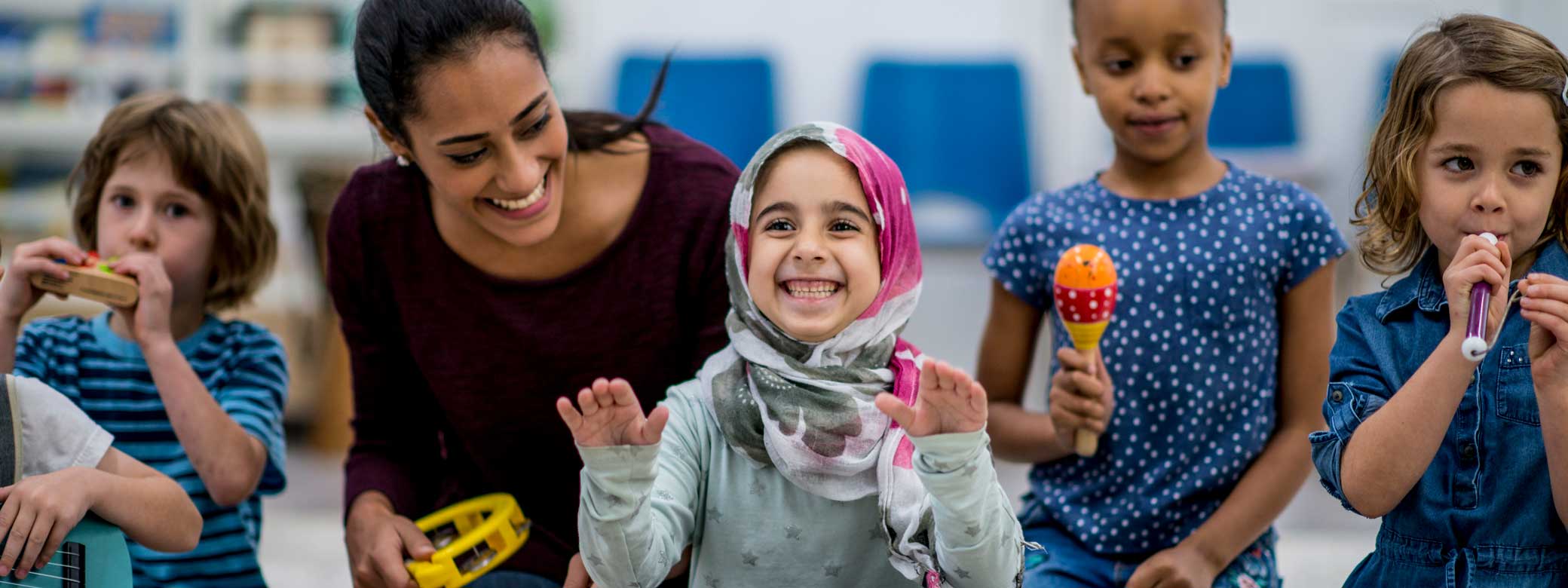 Kinder musizieren mit Erzieherin