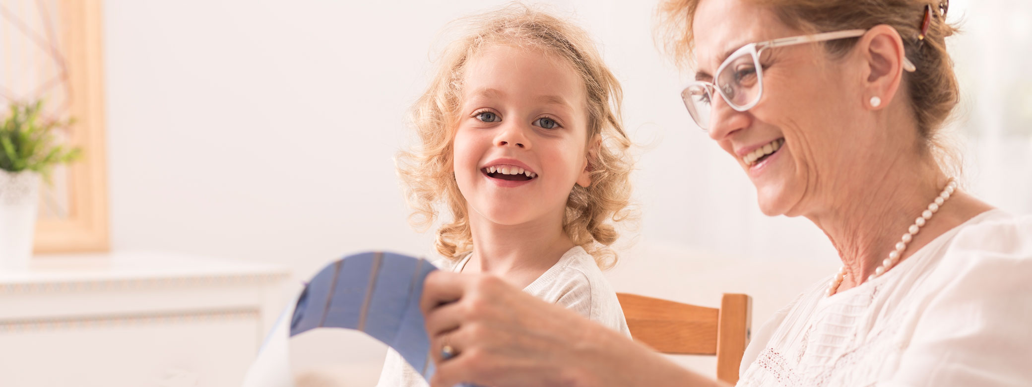 Kind und Erzieherin basteln